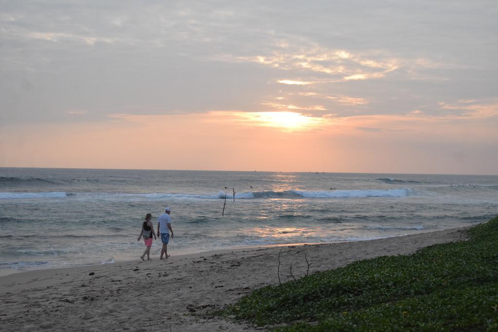 Naomi Beach Hotel Weligama Exterior foto